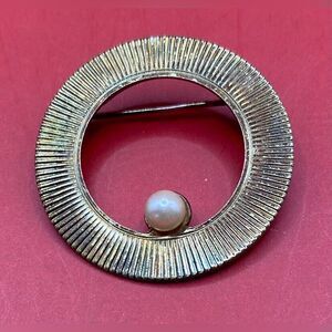 Vintage Gold Tone Brooch Pin Faux Pearl 1”